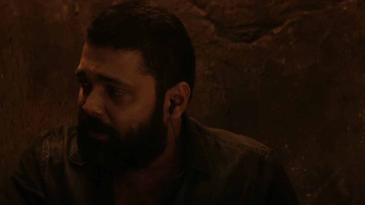 ಸಪ್ತ ಸಾಗರದಾಚೆ ಎಲ್ಲೊ - ಸೈಡ್ ಬಿ backdrop