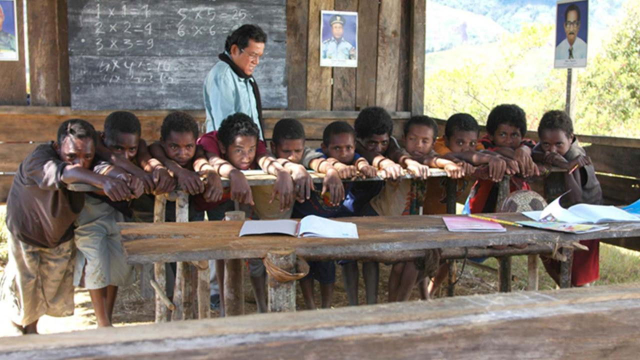 Denias, Singing on the Cloud backdrop