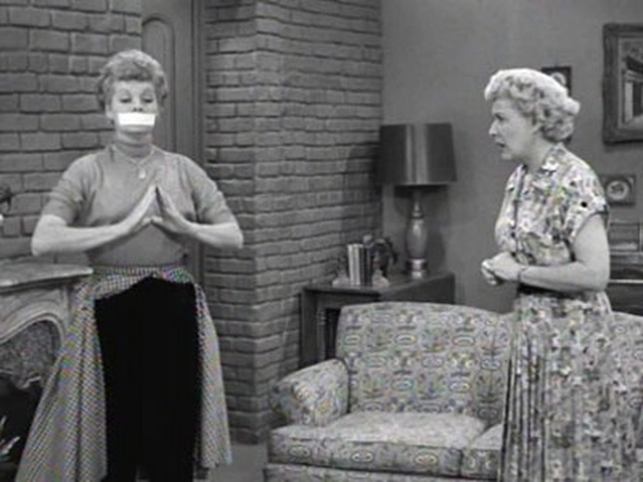 I Love Lucy - Season 1 Episode 24 : The Gossip