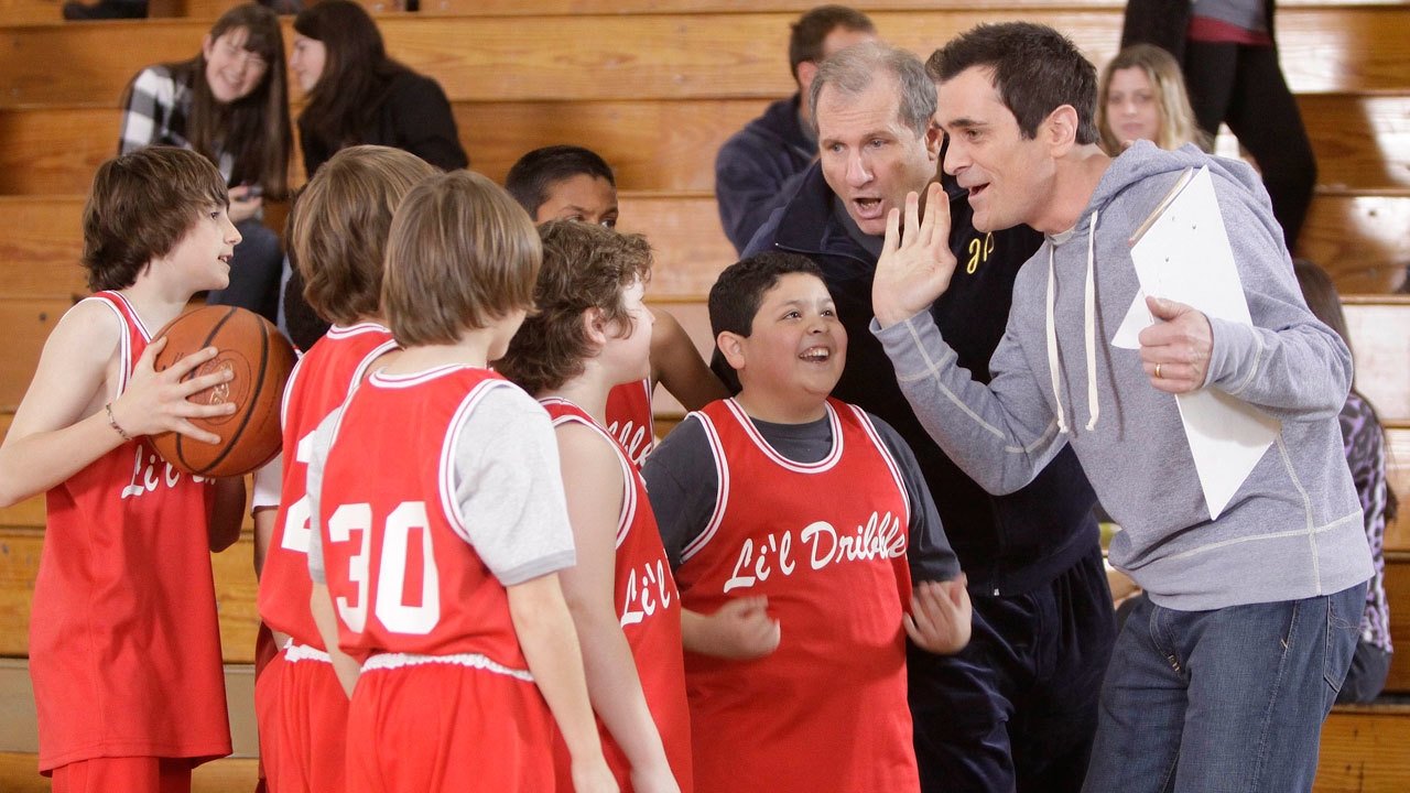 Modern Family - Season 1 Episode 20 : Benched