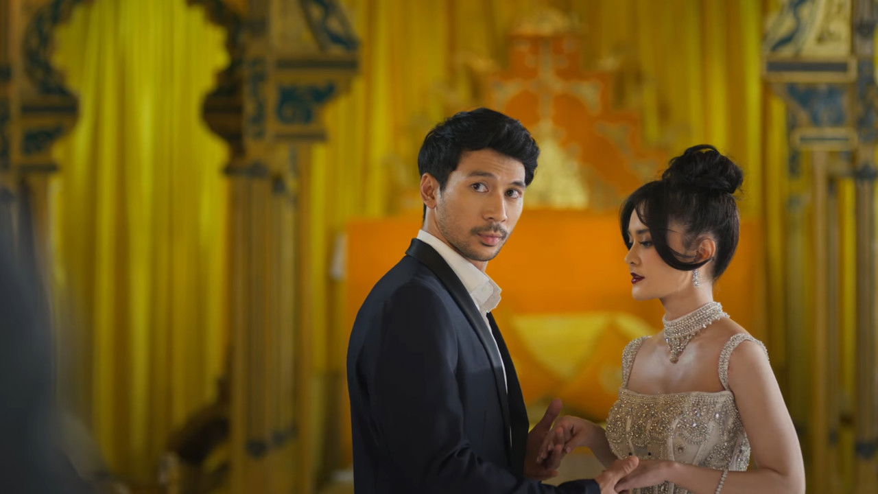 AIU-EO: Macam Betool Aja backdrop