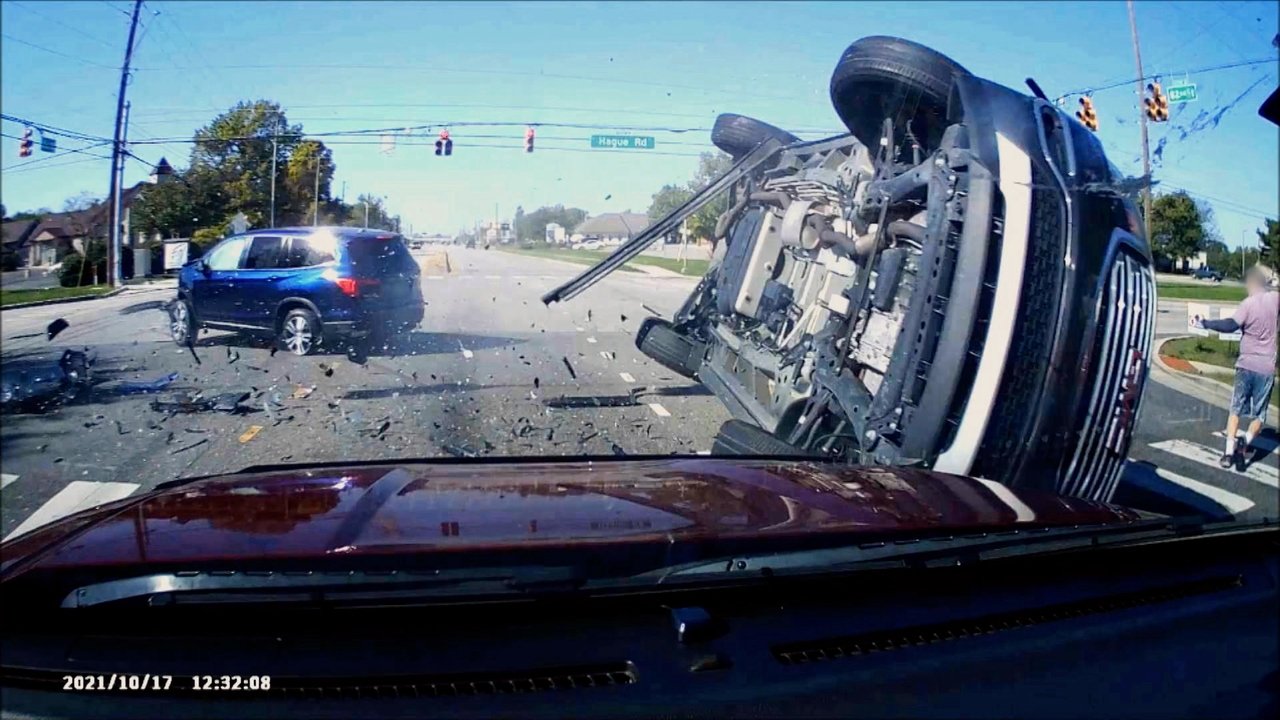 Road Wars - Season 1 Episode 1 : Man vs. Truck