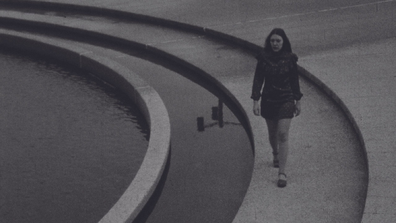 Peter Rolls Some Sigarettes