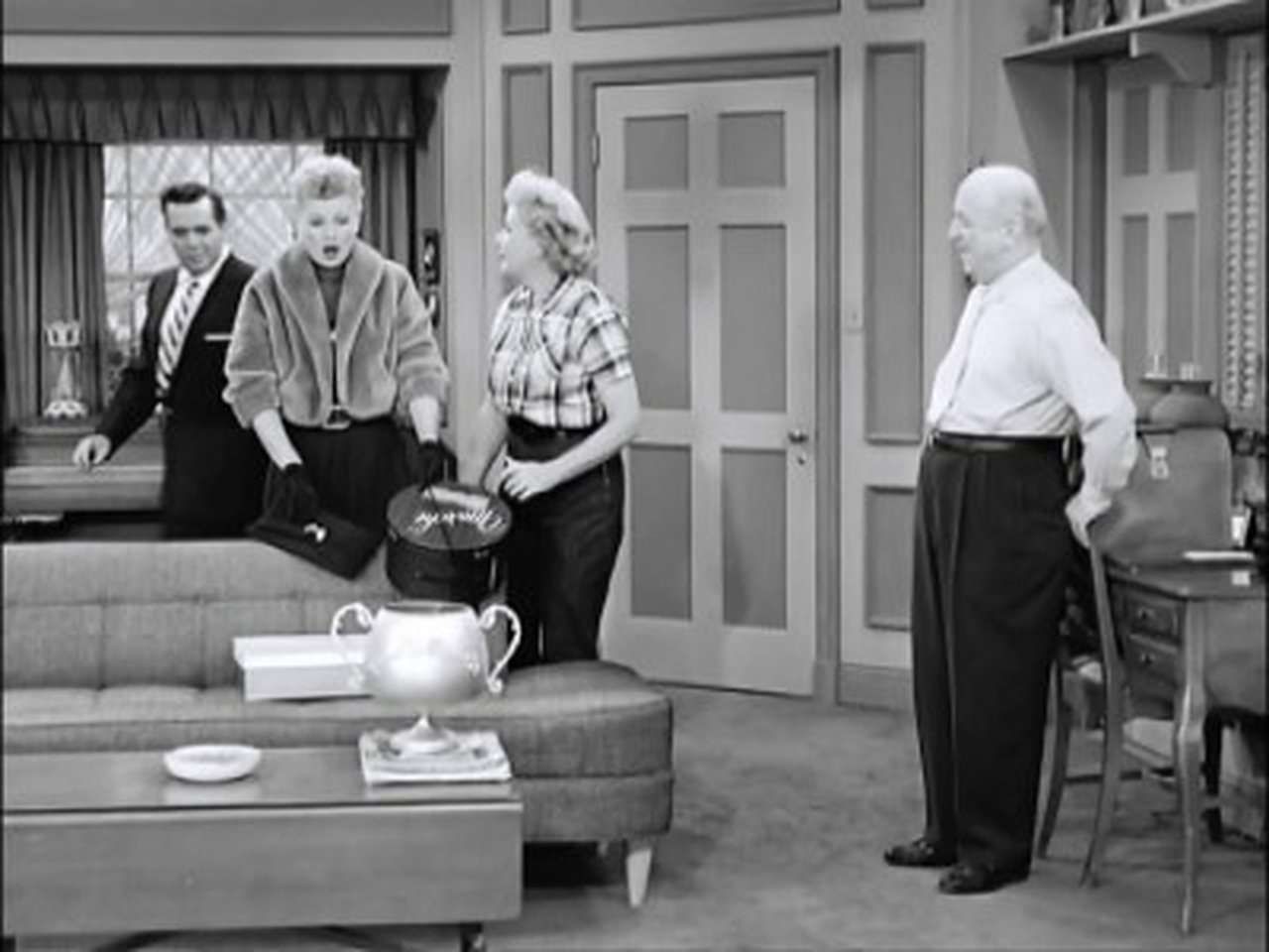 I Love Lucy - Season 6 Episode 12 : Lucy and the Loving Cup