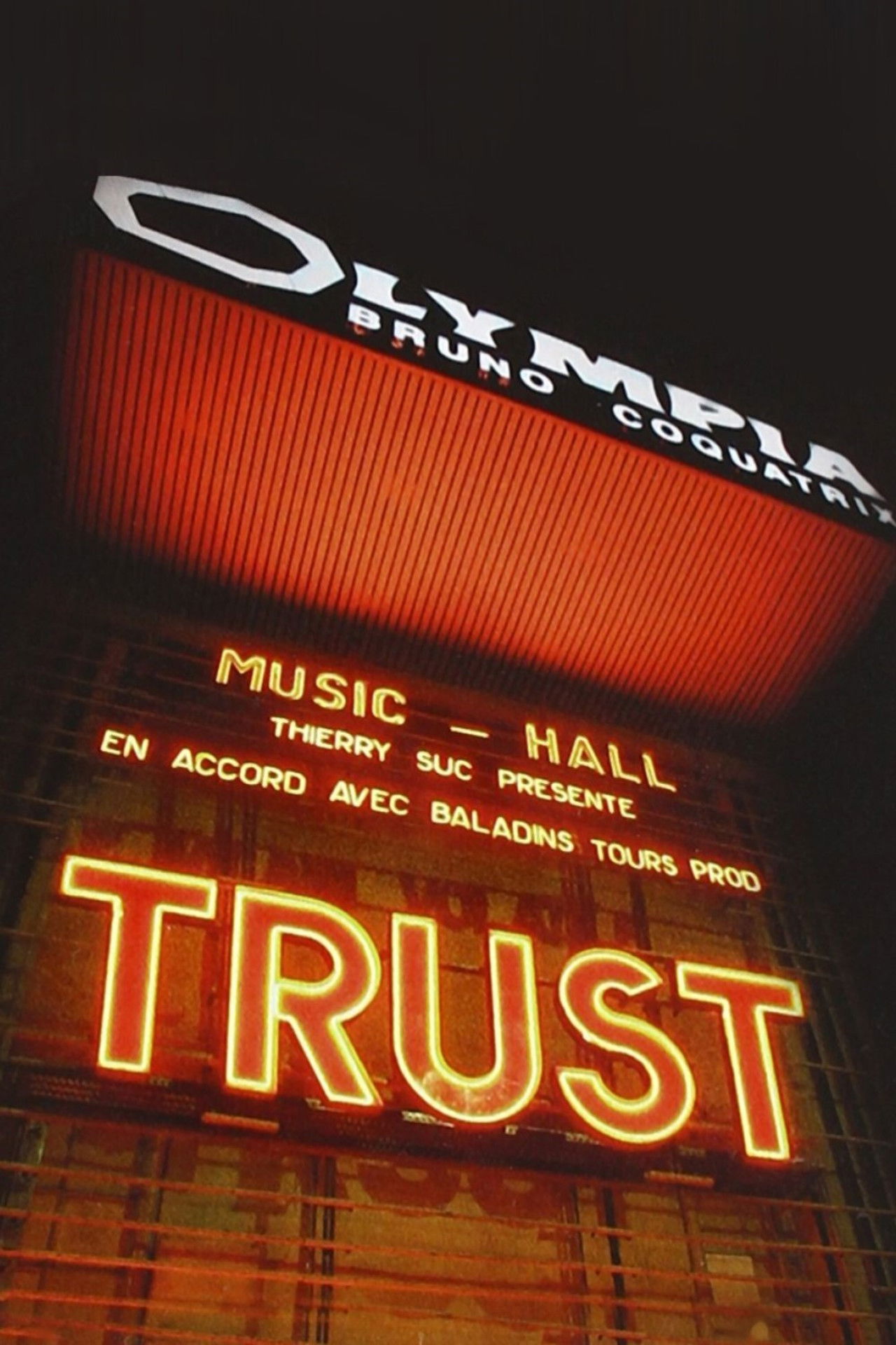 Trust - A L'Olympia Backdrop