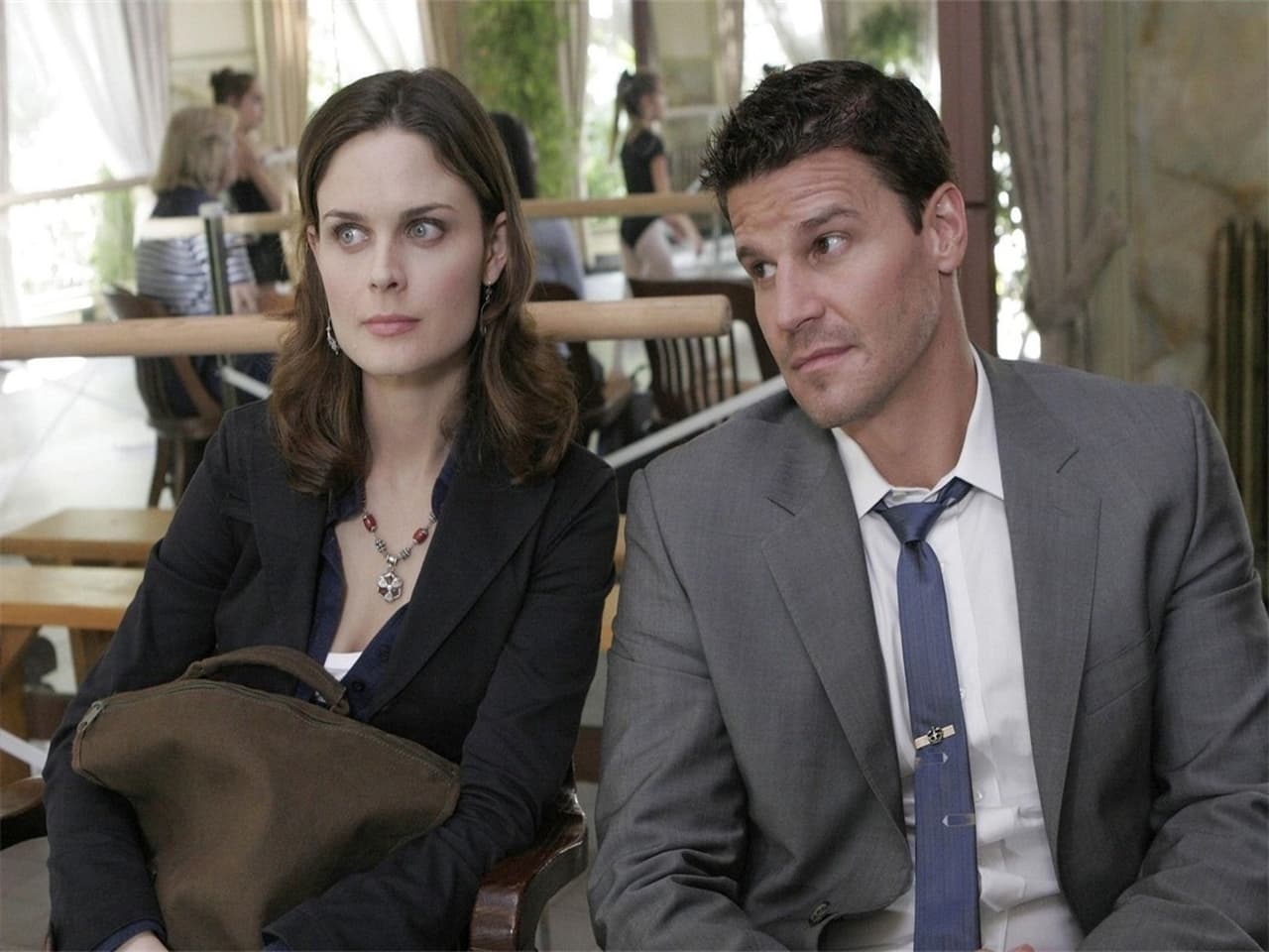 Bones - Season 2 Episode 7 : The Girl with the Curl
