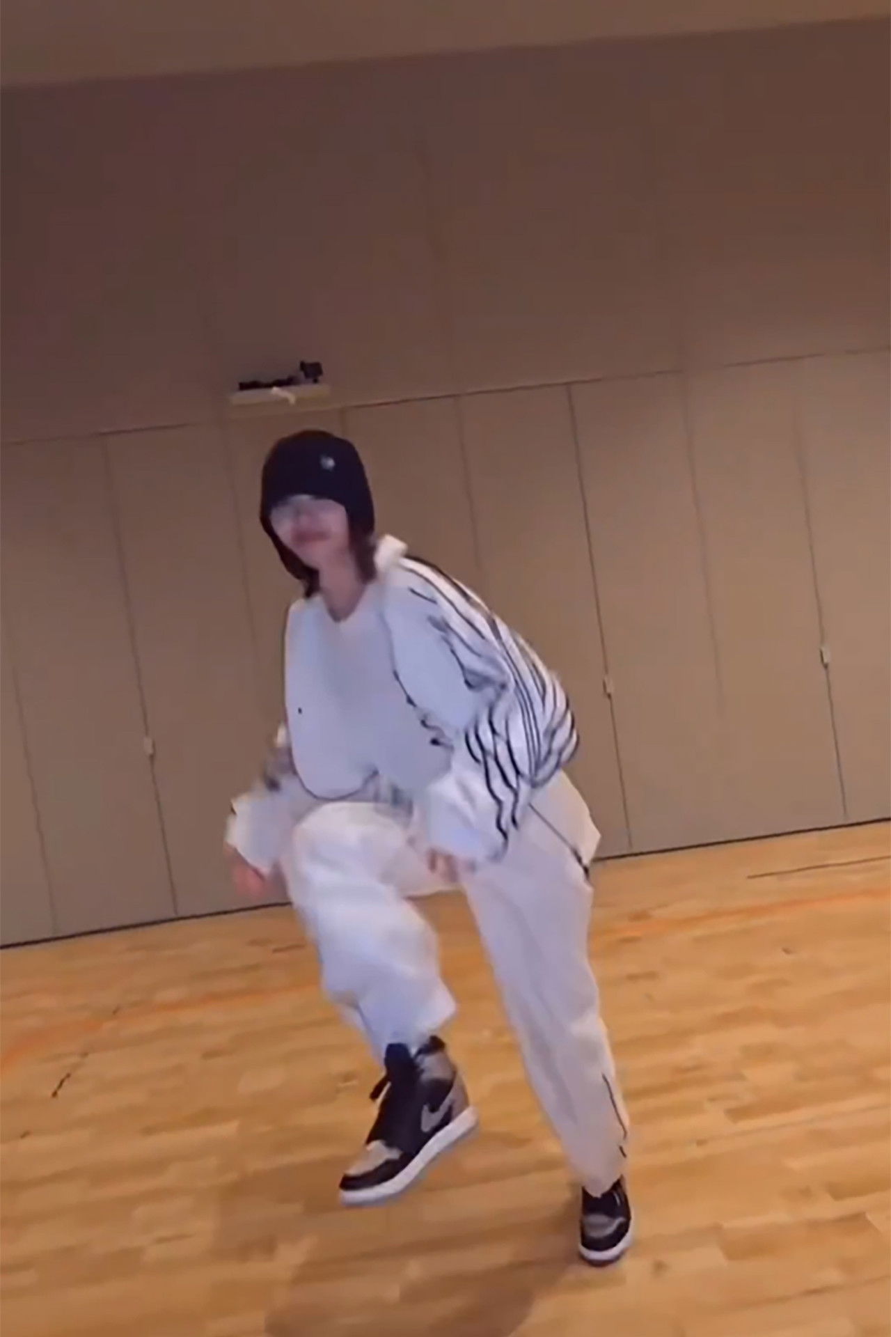 나는 삼십번씩 보고싶은데 자꾸 영상이 넘어가는거야 짜증나서 한시간짜리로 만듬 Backdrop