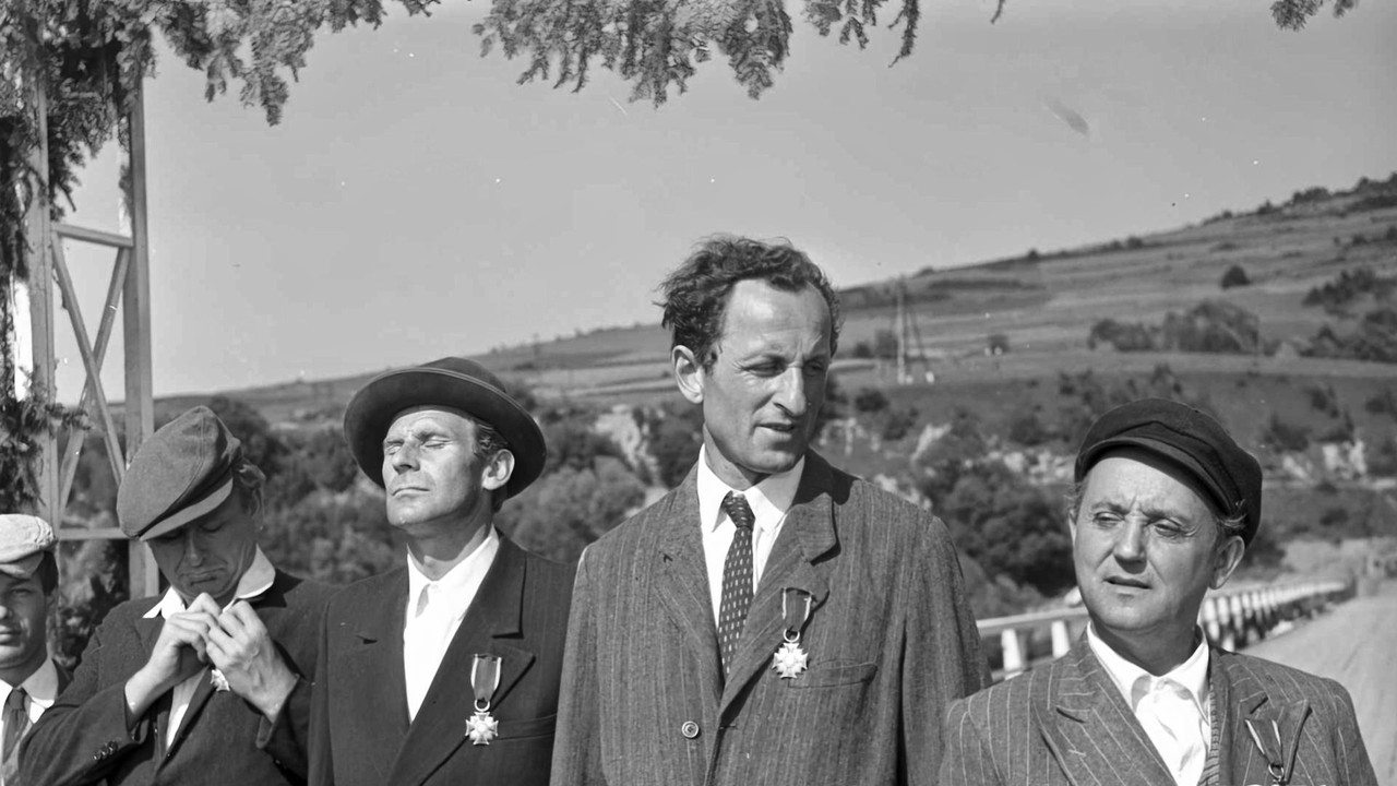 Skinny and Others backdrop