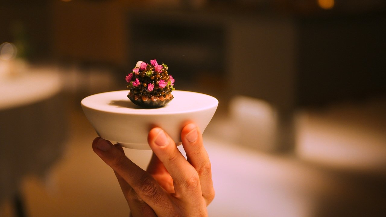 Knife Edge: Chasing Michelin Stars - Season 1 Episode 4 : “Plates, plates, plates”