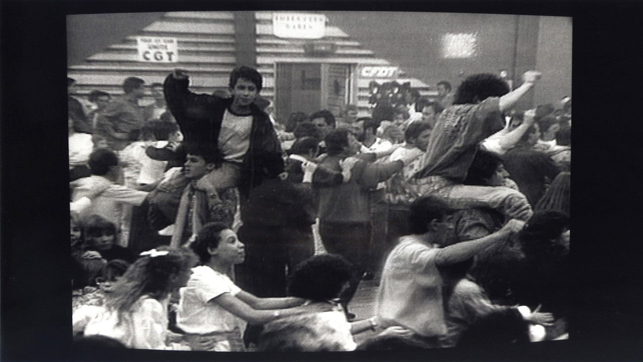 PEUGEOT - MIGRANTË NË një Grevë Popullore backdrop