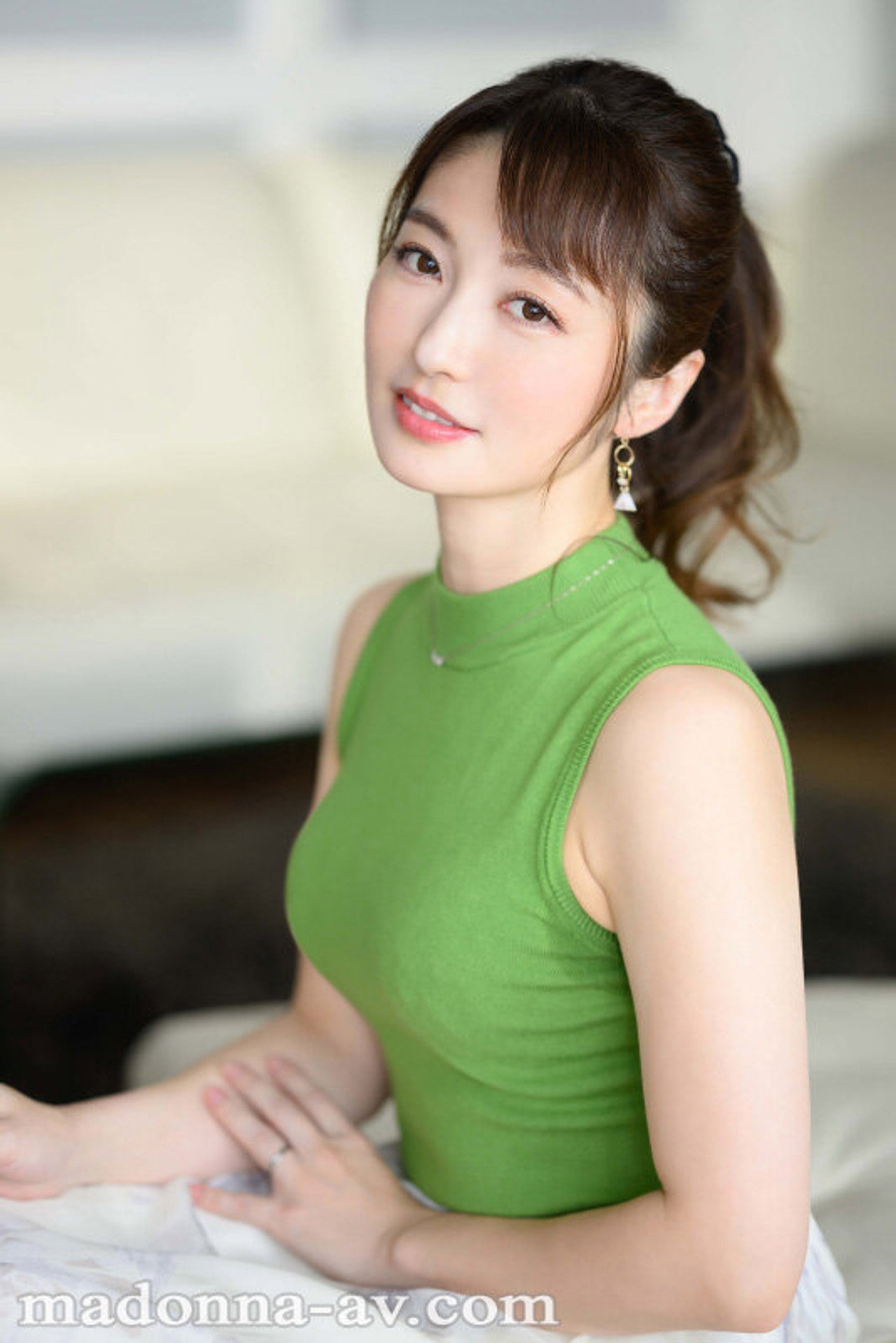 ROE-138 A married woman who has both adult sex appeal and cuteness that makes her college student lover crazy. Sawano Kanoka 42 Years Old AV DEBUT - Kano Sawano