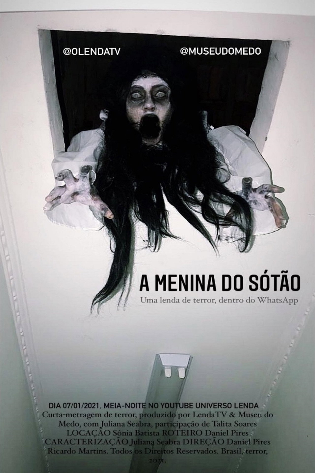 A Menina do Sótão Backdrop