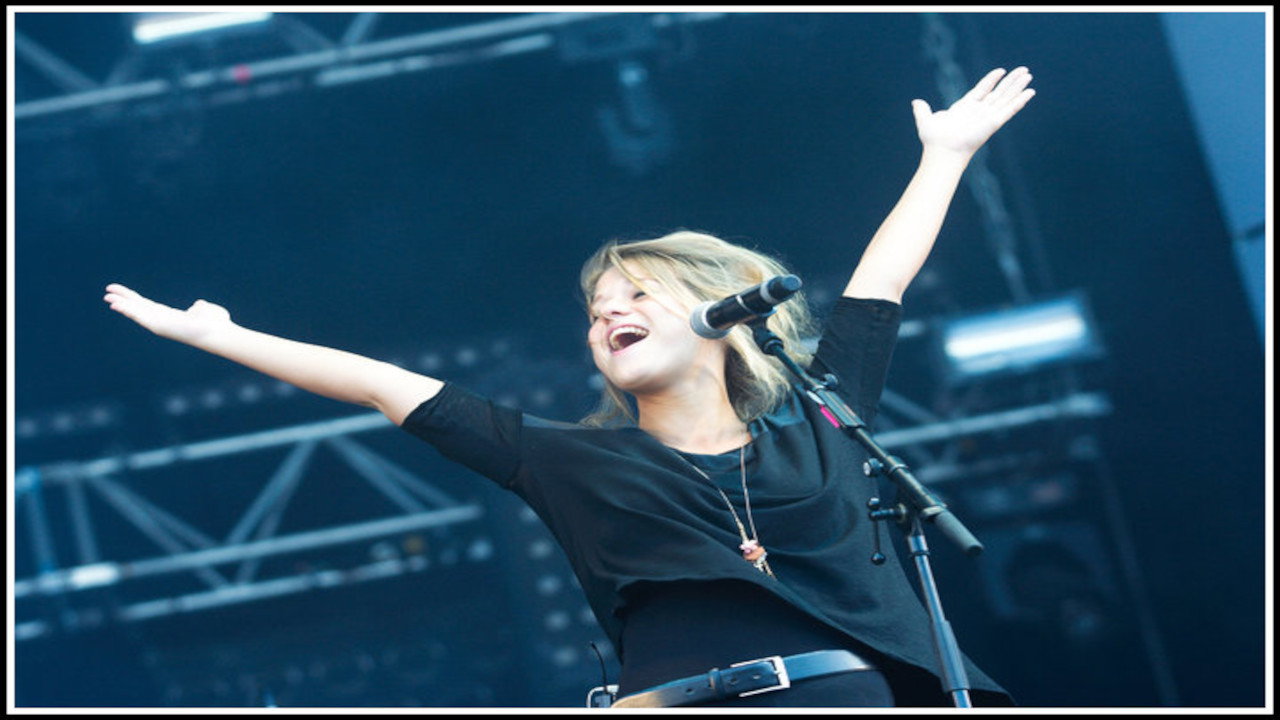 Selah Sue - Concert aux Vieilles Charrues Backdrop