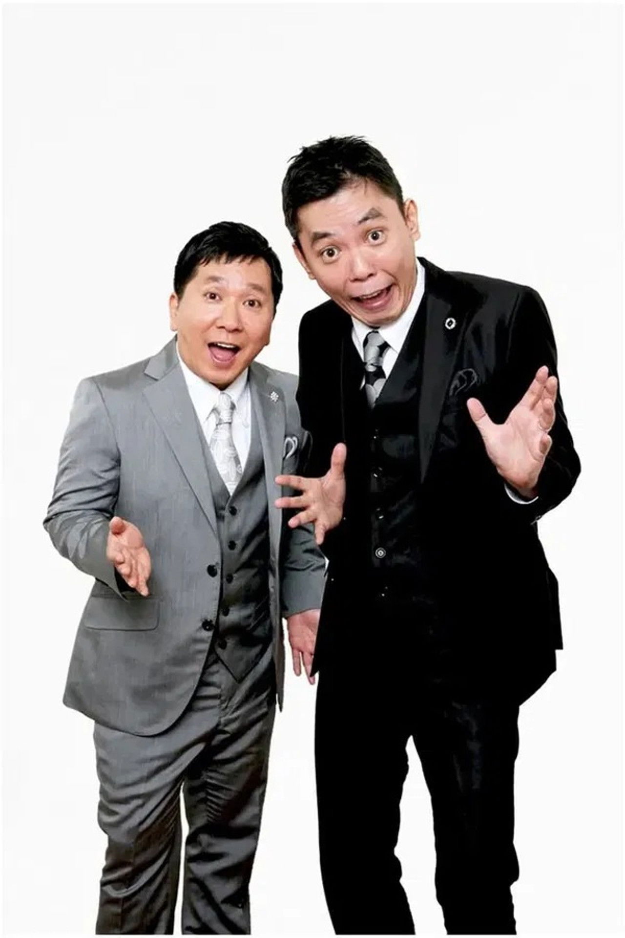 2025年版 漫才 爆笑問題のツーショット Backdrop