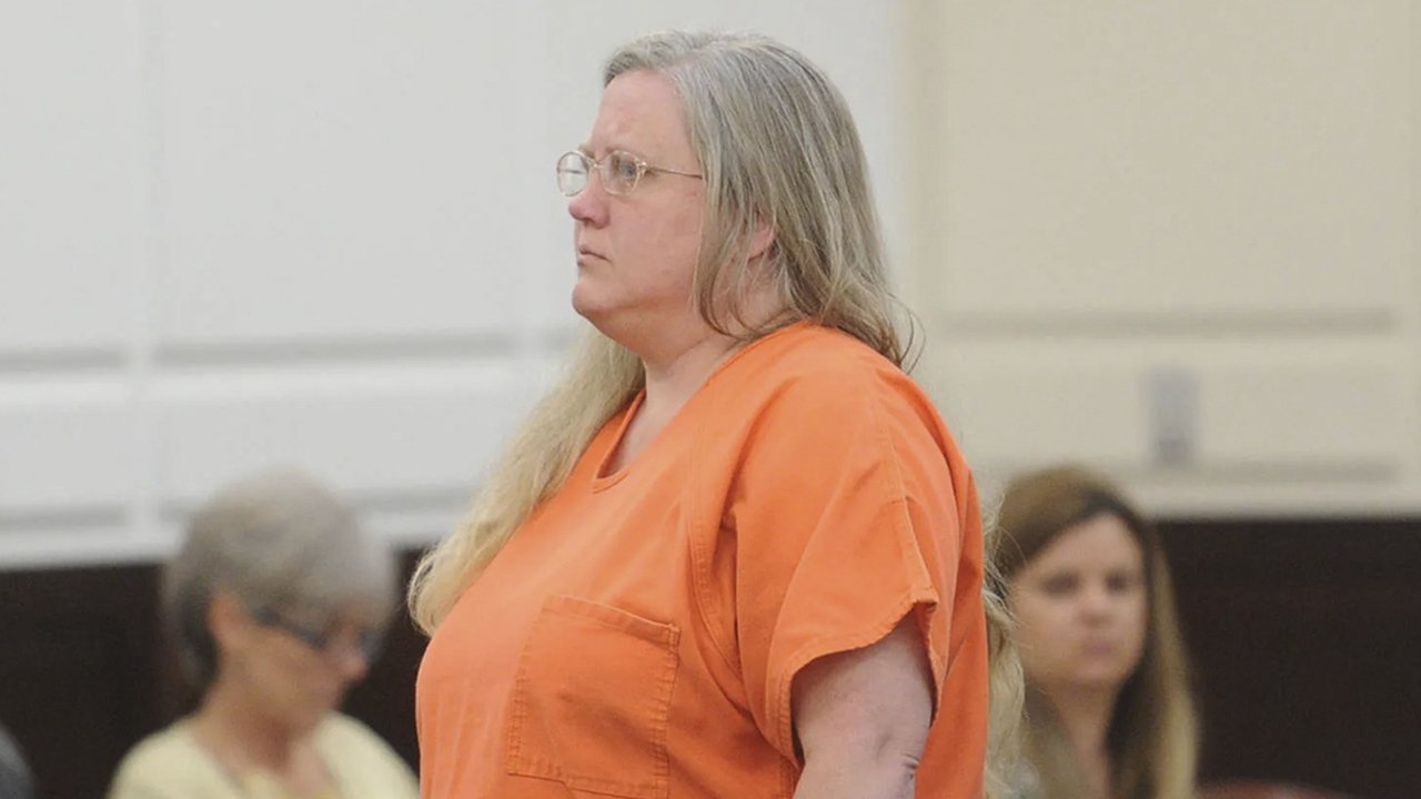 Mother, May I Murder? - Season 1 Episode 1 : Suburban Psycho