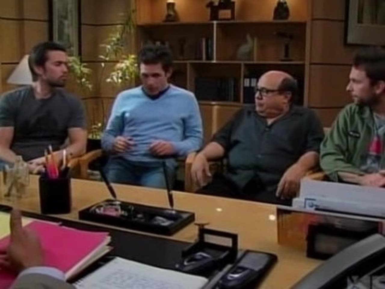 It's Always Sunny in Philadelphia - Season 3 Episode 7 : The Gang Sells Out