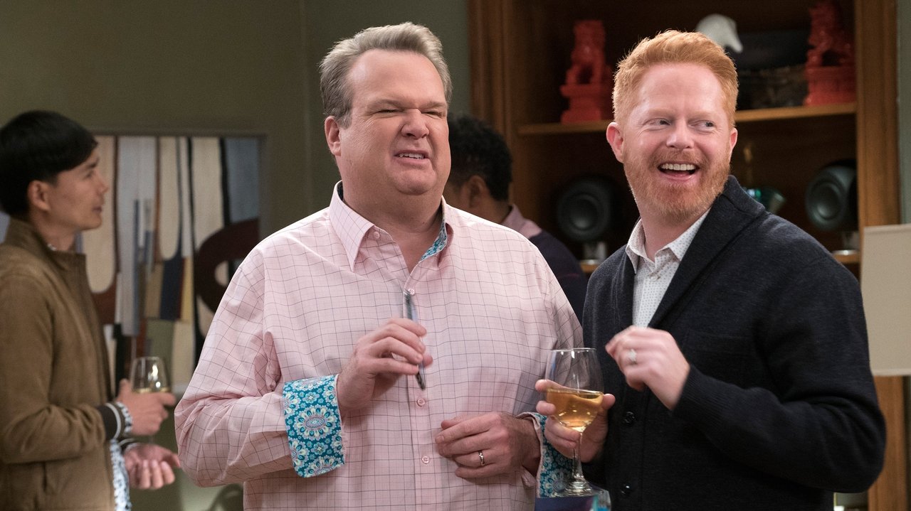 Modern Family - Season 9 Episode 15 : Spanks for the Memories