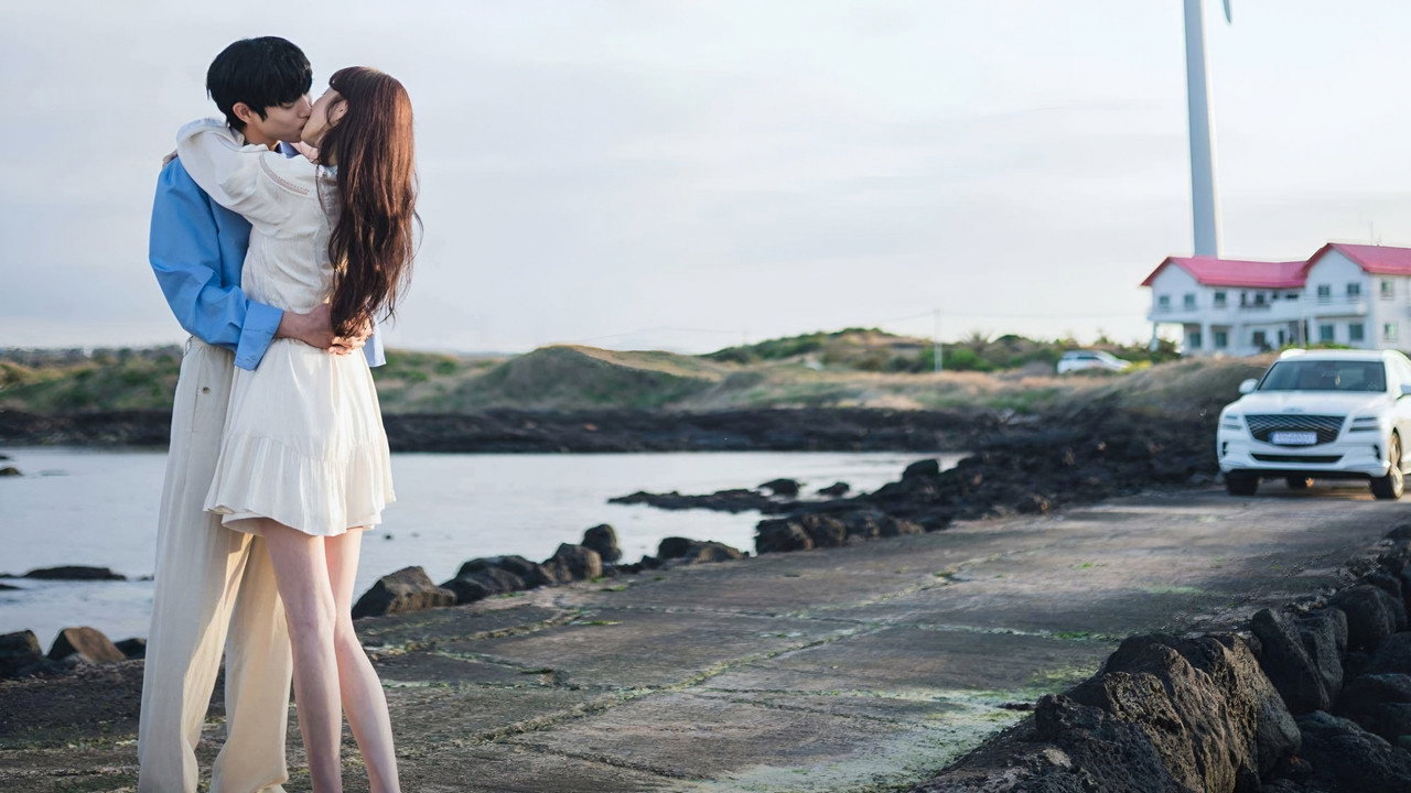 HÀO QUANG MƯỢN VÀ NHỮNG KẺ DỌN DẸP ÁNH SÁNG: KHI CHIẾC GƯƠNG CHIẾU HẬU CỦA SHOWBIZ LÊN TIẾNG cinematic still