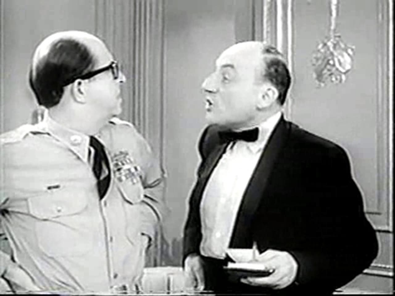 The Phil Silvers Show - Season 4 Episode 18 : Bilko's Credit Card