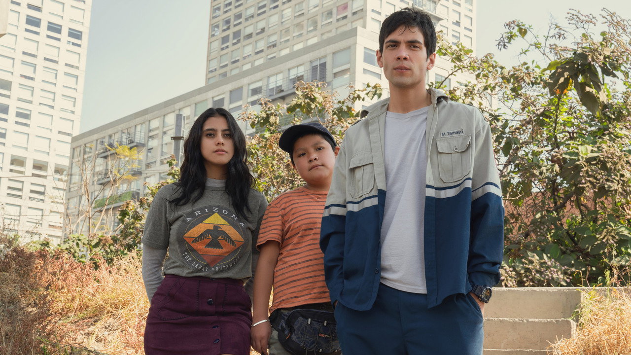 Gia Đình Sống Giữa Màn Đêm - Backdrop 31