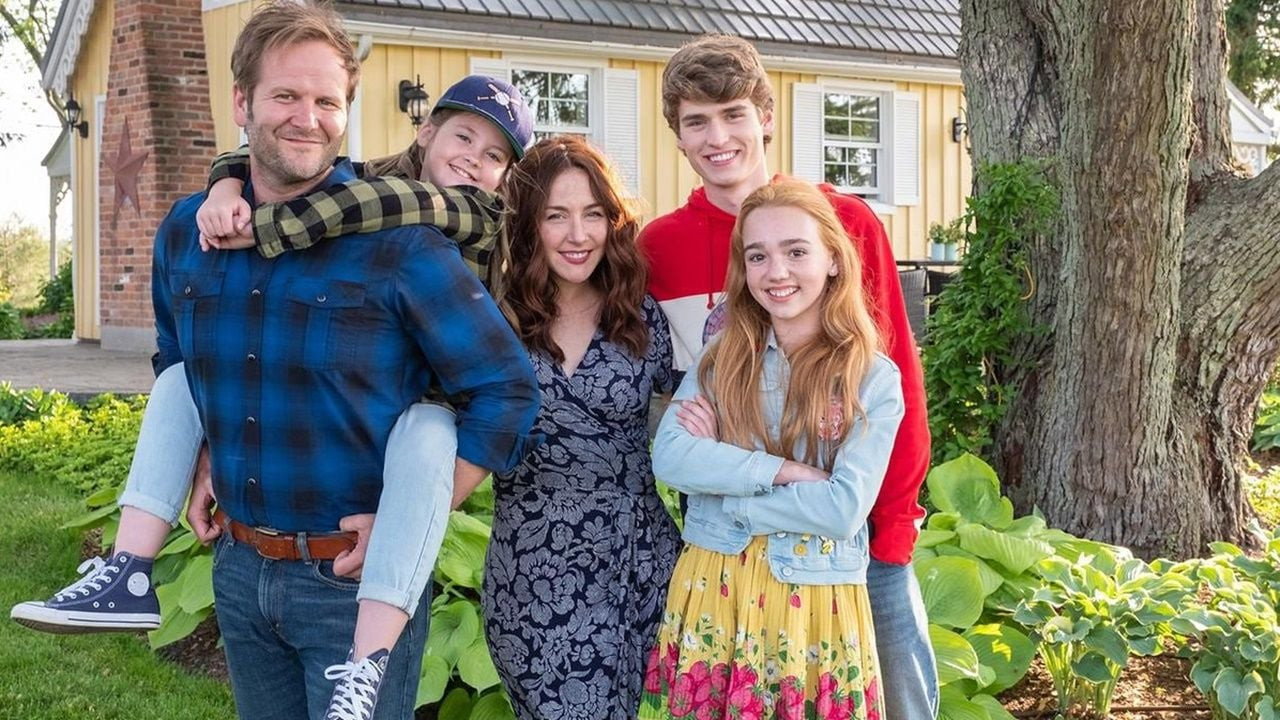 Обои к сериалу «Холли Хобби (2018)» — (38 из 58)