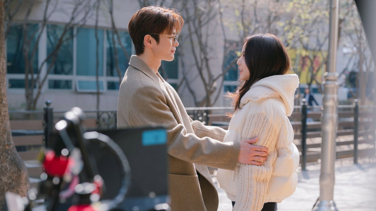 Bản Giao Hưởng Của Những Điểm Ảnh Và Nỗi Cô Đơn: 'Bạn Trai Theo Yêu Cầu' – Khi Thực Tại Bị Chiếm Lĩnh Bởi Thuật Toán Ái Tình cinematic still