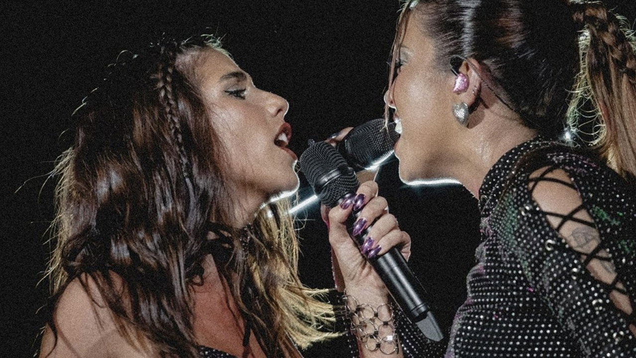 DOC Clara x Sofia - Tour Coldplay backdrop