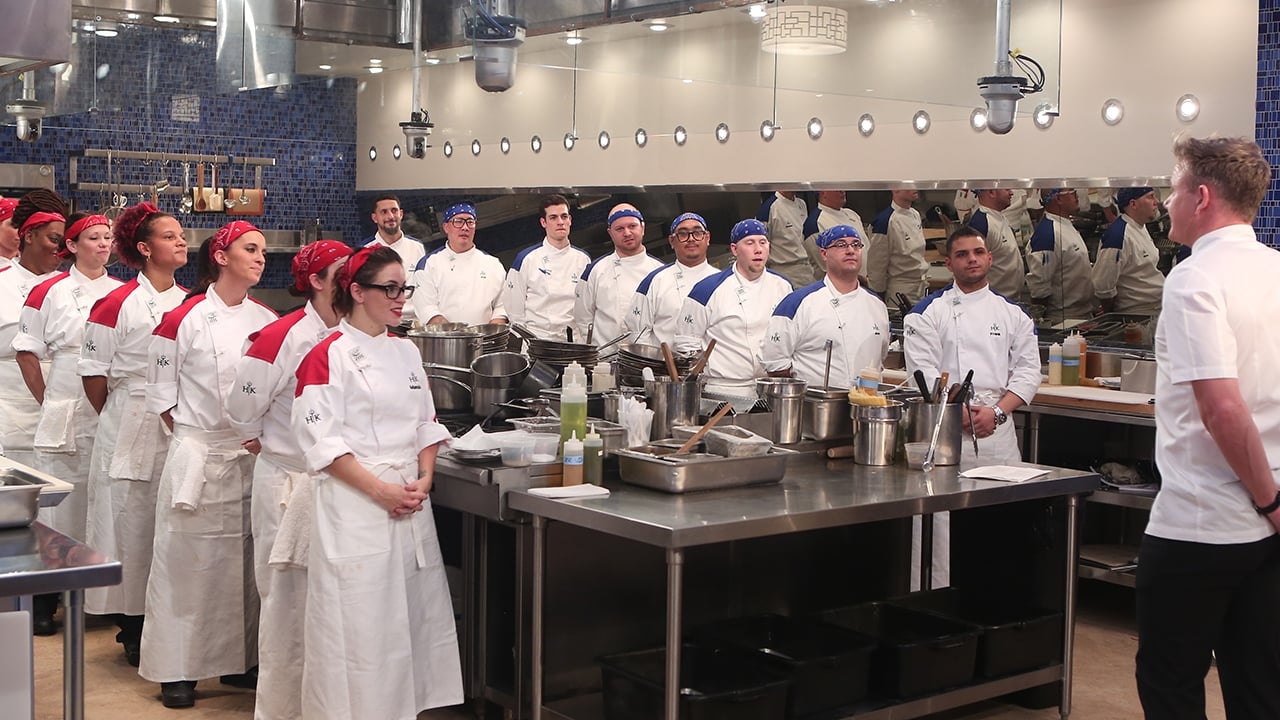 Hell's Kitchen - Season 15 Episode 1 : 18 Chefs Compete