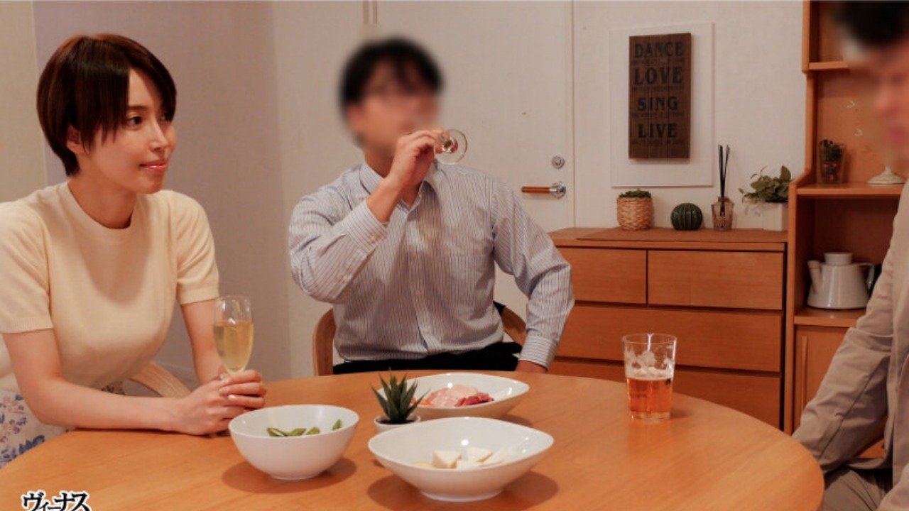 VEC-559 先輩の奥さんと即ハメW不倫 最高の浮気相手と時間の許す限りフルでまぐわう会ったらヤルだけ中出しセックス。 君島みお
