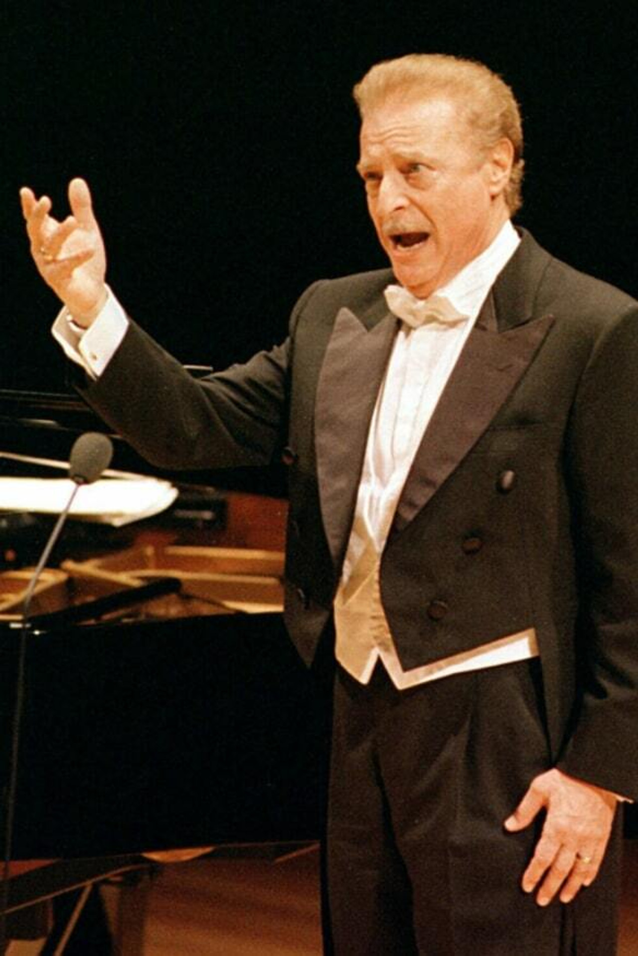 Alfredo Kraus - Concert in Buenos Aires (Teatro Colon) Backdrop