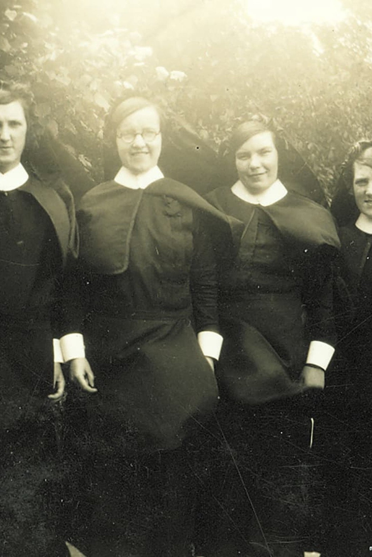 The Incredible Vanishing Sisters in the Death of the Garden of Eden filmaffisch
