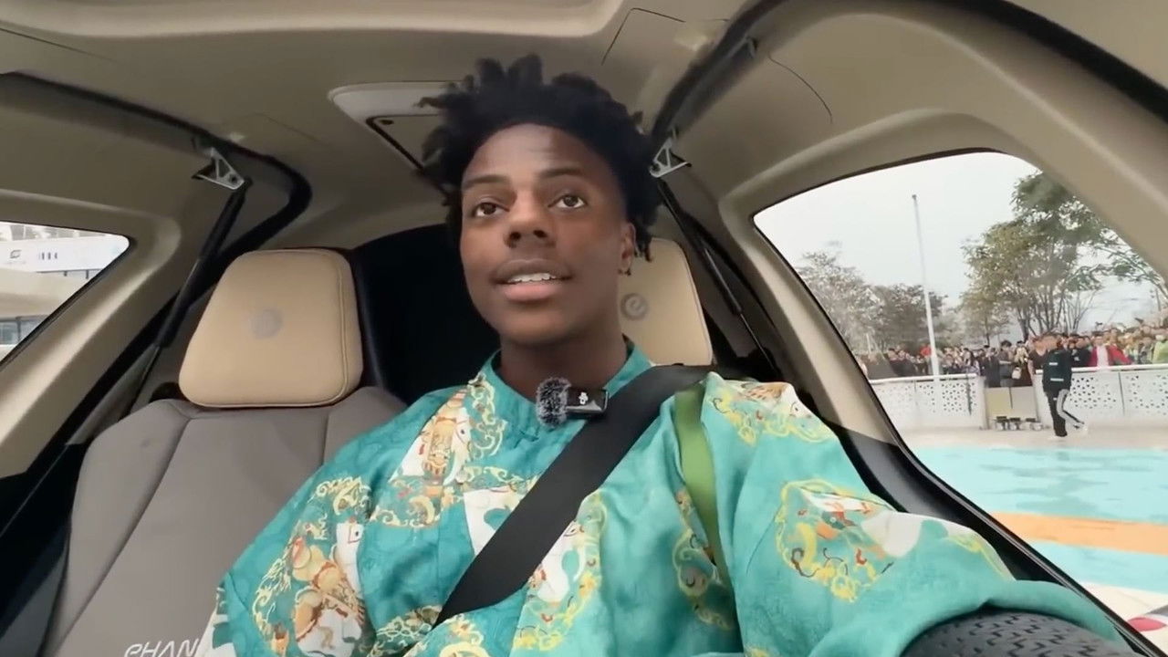 Le Dessous des images — IShowSpeed, homme-sandwich de la Chine