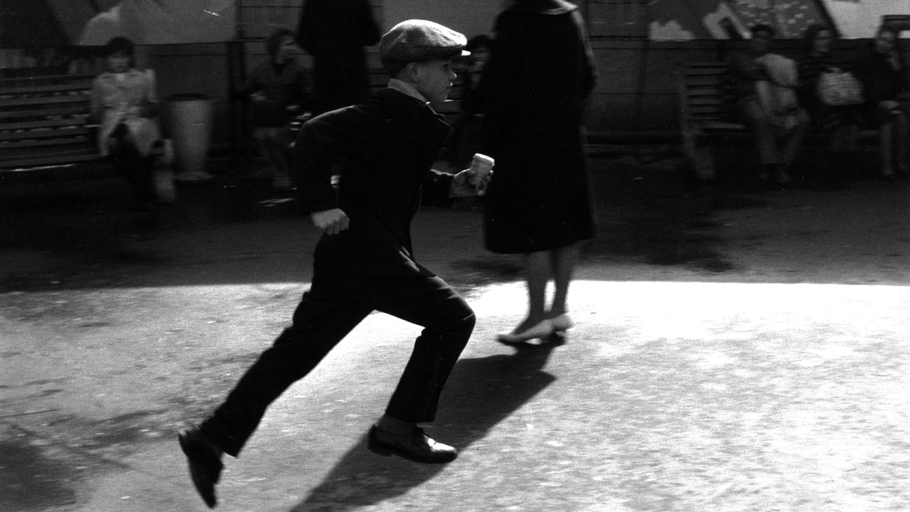 Robert Doisneau: Through the Lens Backdrop Image