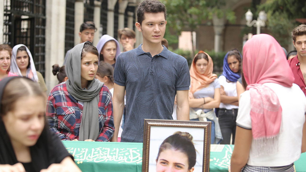 Kırgın Çiçekler — Épisode 1