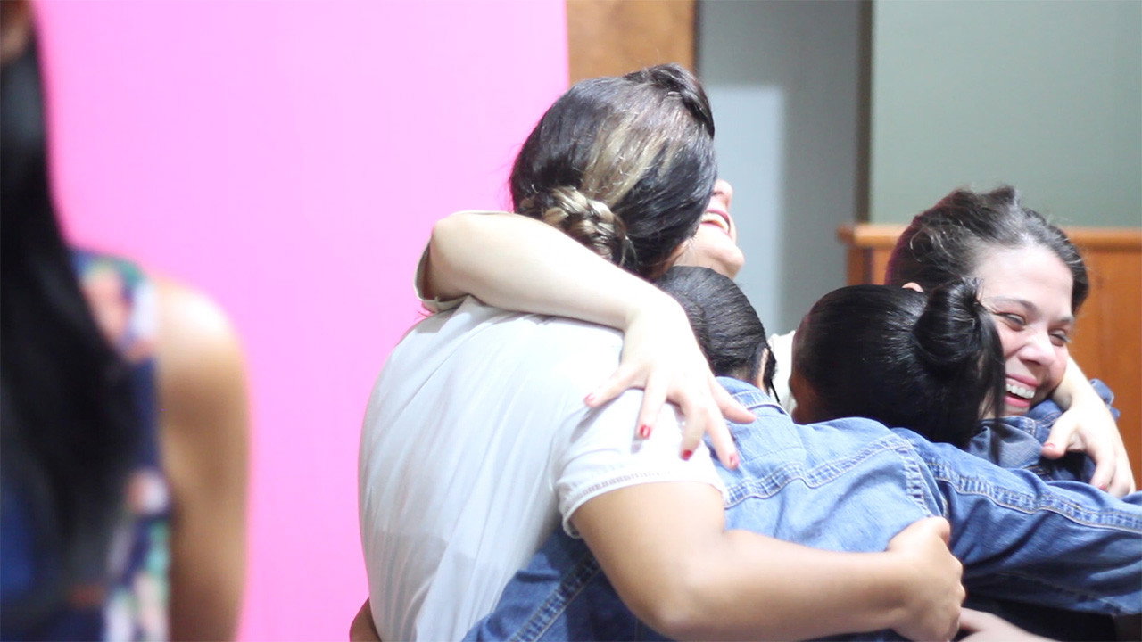 Trailer di De ellas con nosotras Immagine di copertina del trailer di De ellas con nosotras
