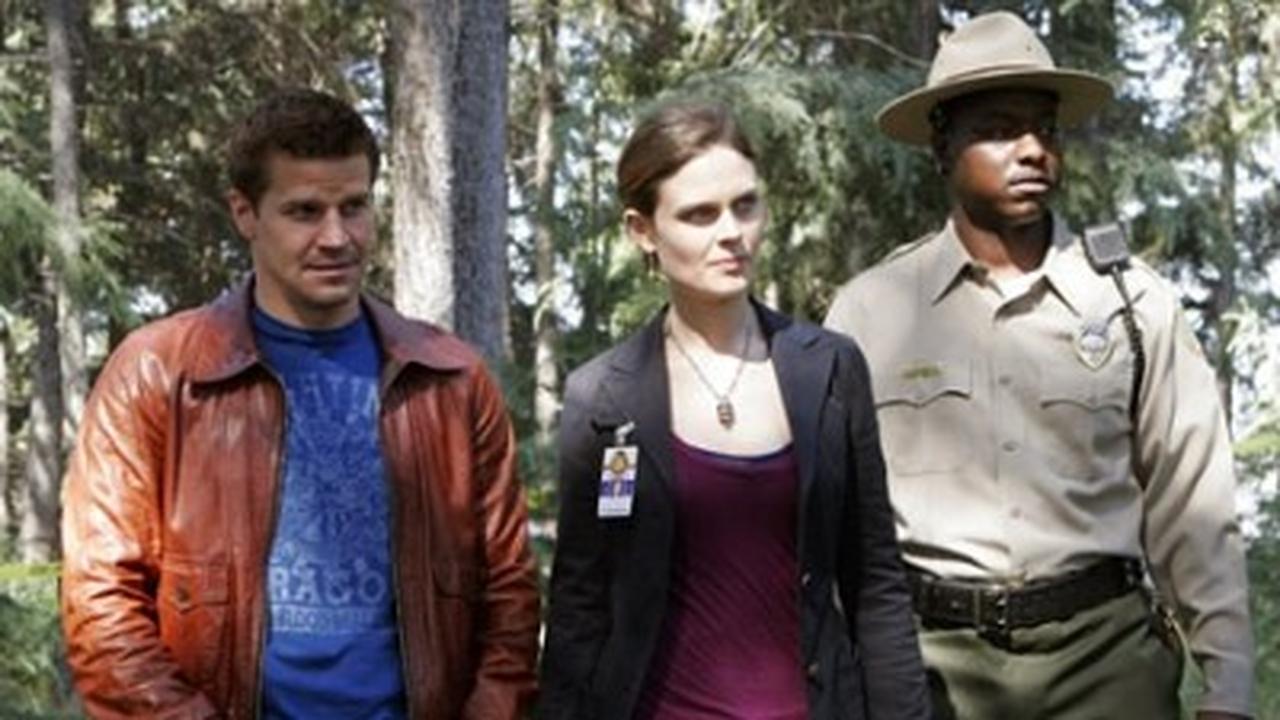 Bones - Season 2 Episode 4 : The Blonde in the Game