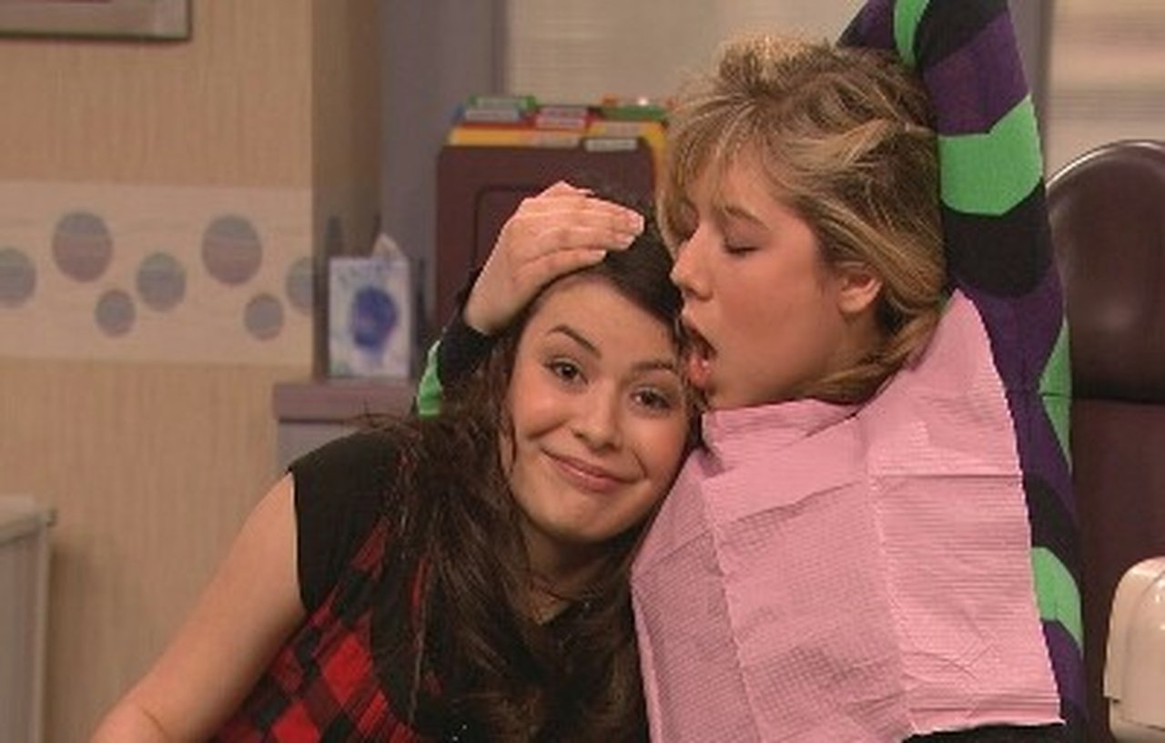 iCarly - Season 3 Episode 1 : iThink They Kissed