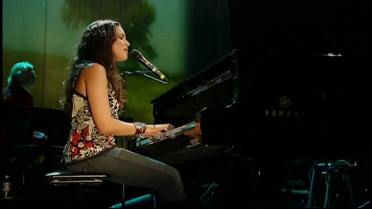 Norah Jones and The Handsome Band: Live in 2004 background