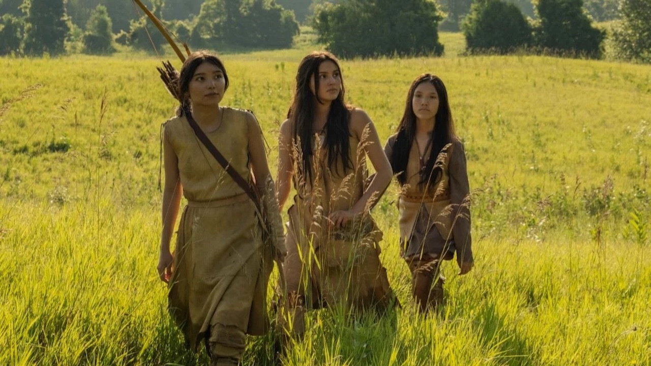Trois jeunes autochtones traversent une prairie dans A Story of Derry, épisode spécial de Ça : Bienvenue à Derry