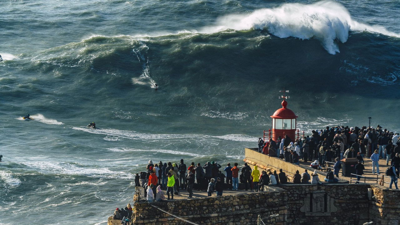 Le Dessous des images — La vague mythique de Nazaré