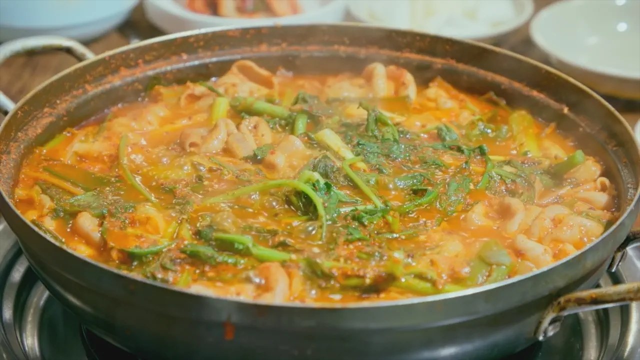 Chef's Go-To - Season 1 Episode 4 : Flavors of Time: Pork Gopchang Hot Pot