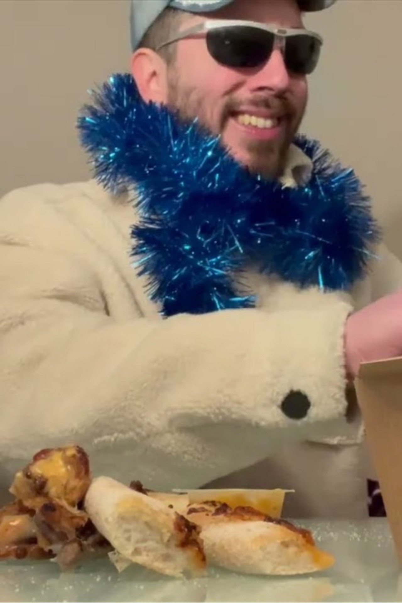 Il se saccage le bide à coups de pizzas et de chicken wings un soir de Noël. Backdrop