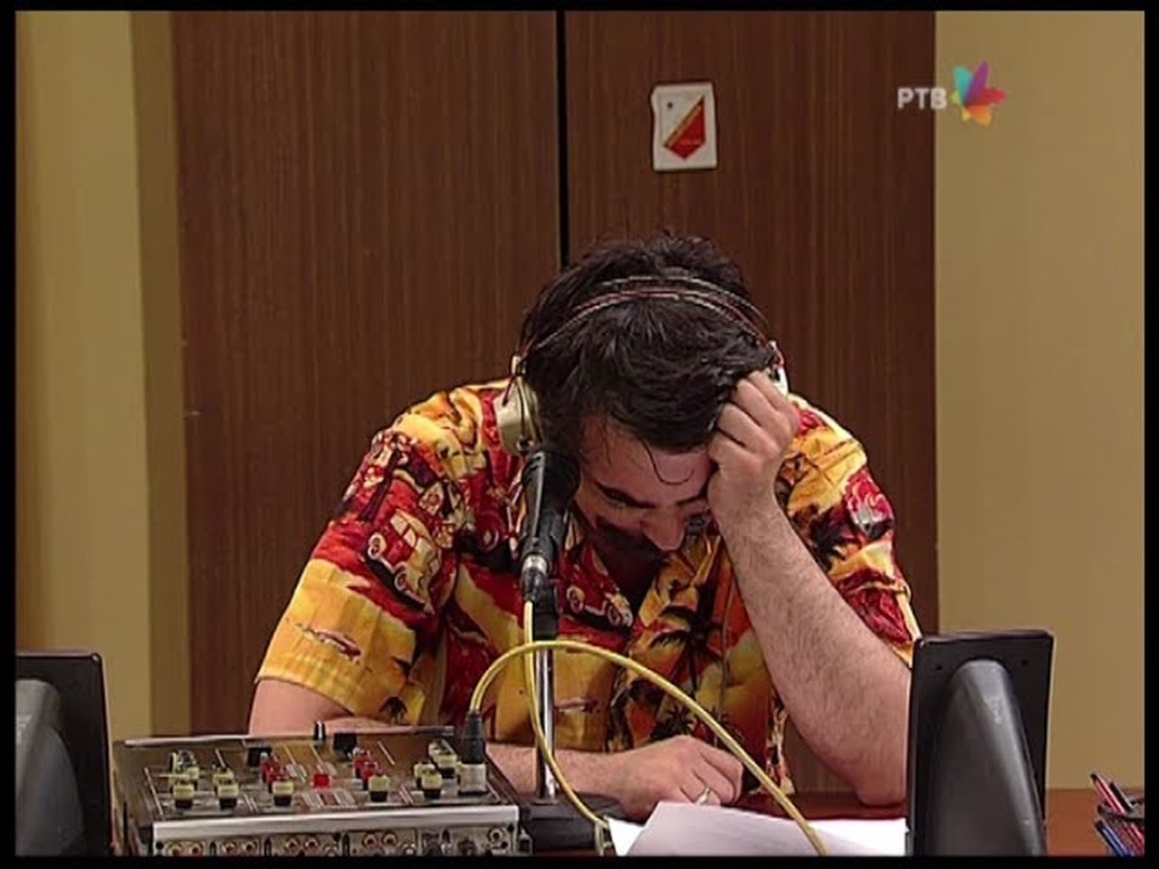 Government Job - Season 5 Episode 140 : 904 Radio bitka