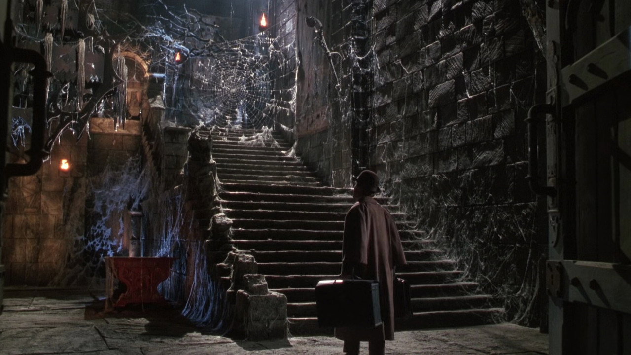 Dracula: Dead and Loving It background 19