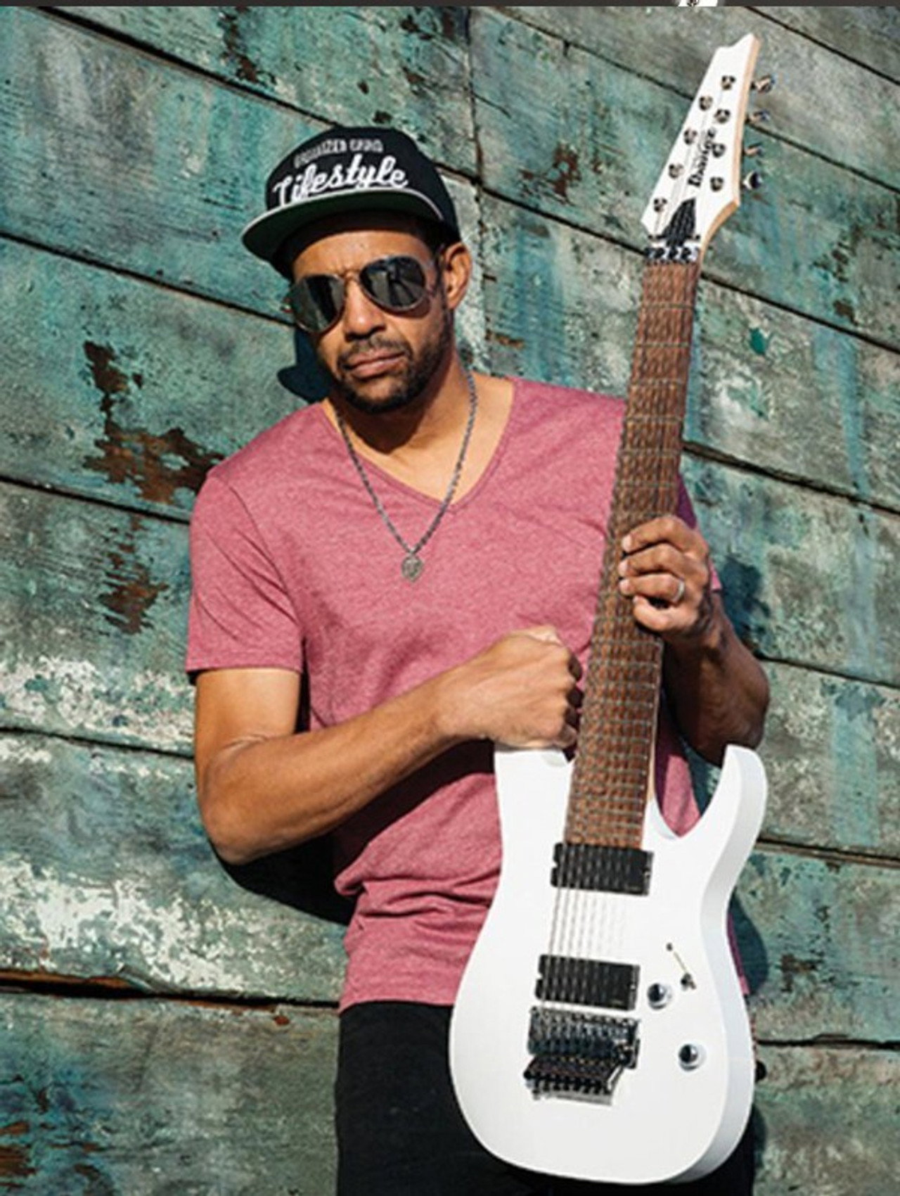 Tony MacAlpine and band perform "Tears of Sahara" on EMGtv filmaffisch