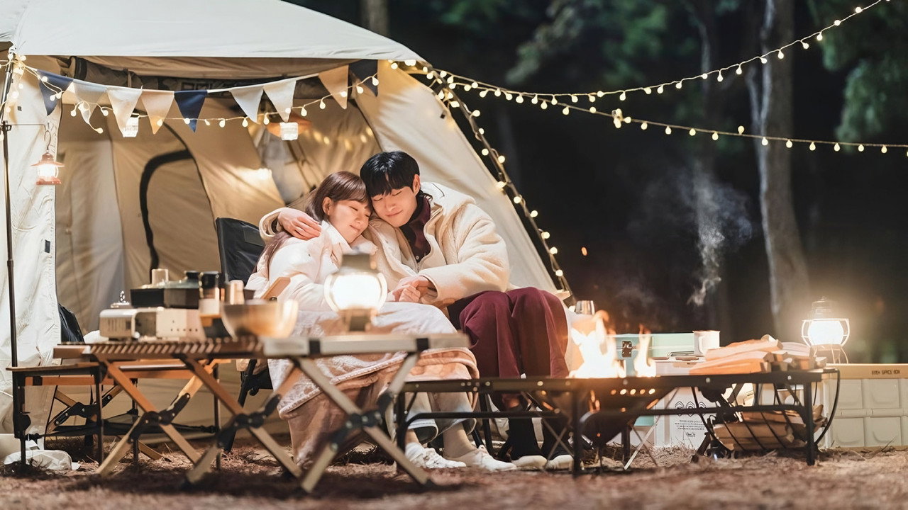 HÀO QUANG MƯỢN VÀ NHỮNG KẺ DỌN DẸP ÁNH SÁNG: KHI CHIẾC GƯƠNG CHIẾU HẬU CỦA SHOWBIZ LÊN TIẾNG cinematic still