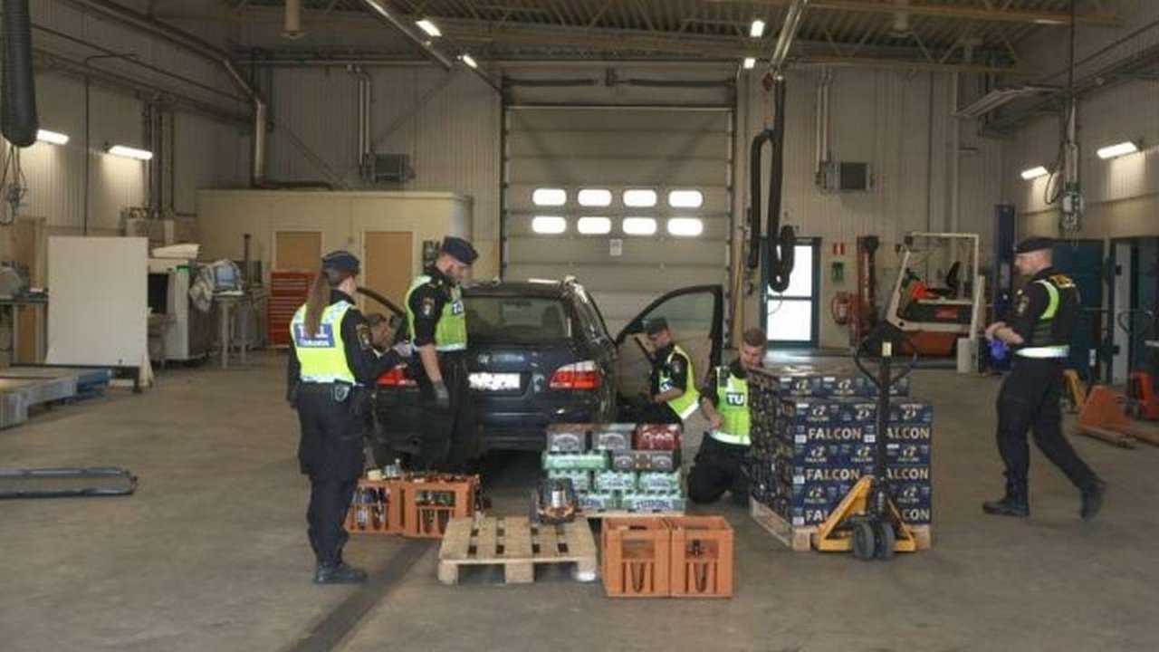 Border Control: Sweden - Season 1 Episode 1 : A car filled with alcohol
