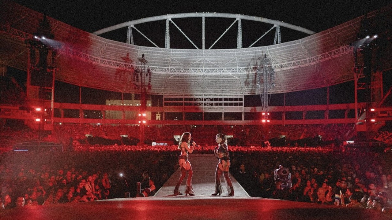 DOC Clara x Sofia - Tour Coldplay backdrop