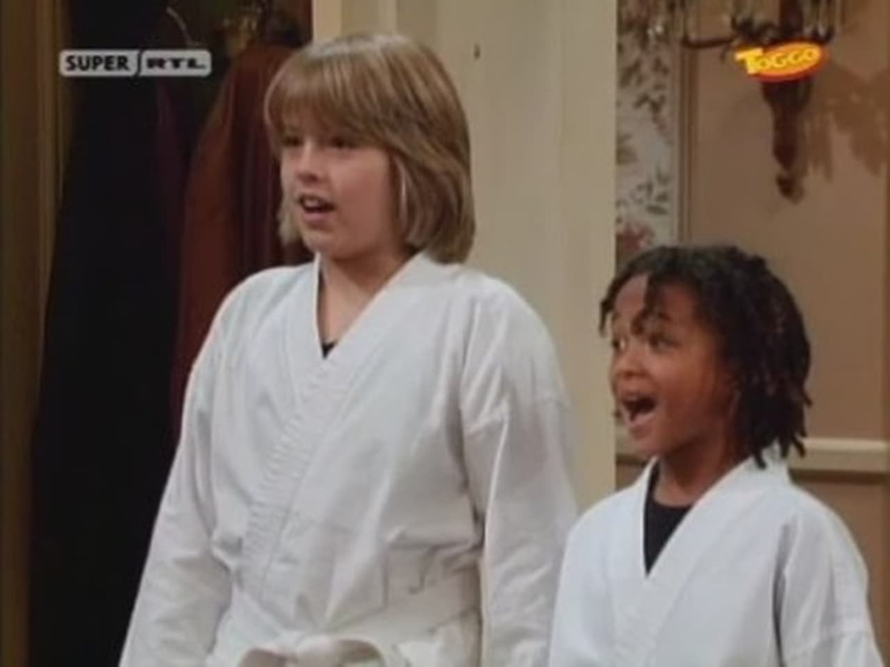 The Suite Life of Zack & Cody - Season 3 Episode 18 : Romancing the Phone