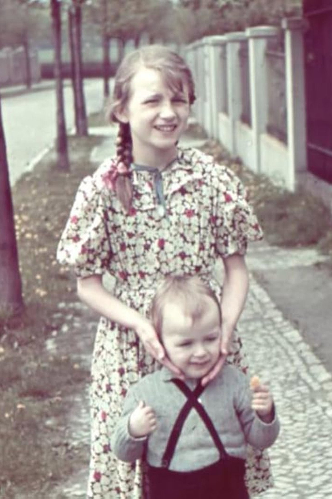 Vera is a Nazi; her brother helps refugees. Backdrop